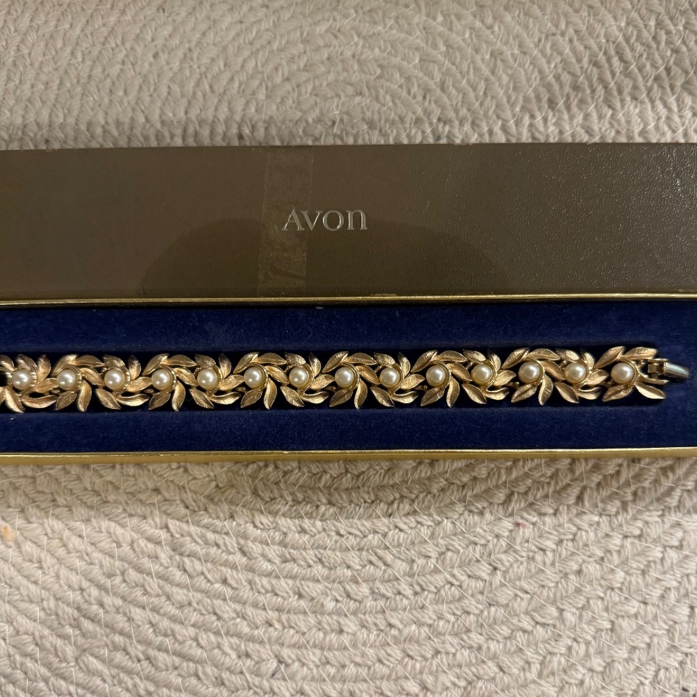 Vintage Avon Faux Pearl Gold Leaf Bracelet 1970s - Gold tone